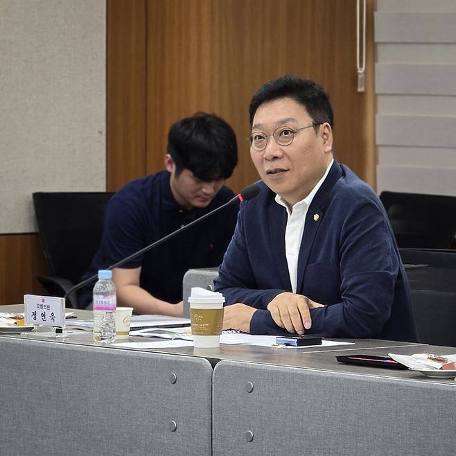 정연욱 의원이 발언하고 있다