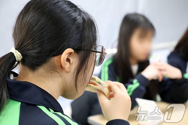 한 중학교에서 학생들이 급식 대신 빵과 도시락으로 점심을 먹고 있다. 2024.12.6/뉴스1 ⓒ News1 이수민 기자