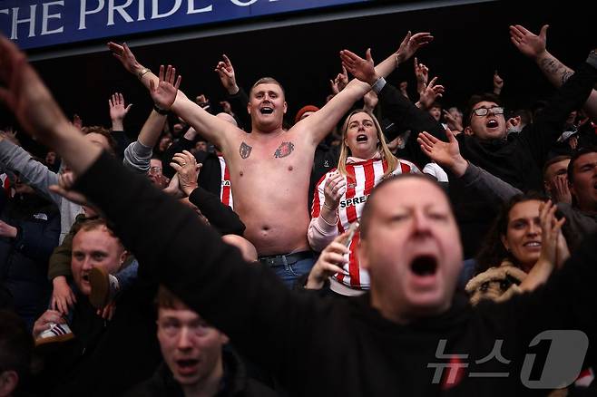 선덜랜드를 응원하는 팬들ⓒ AFP=뉴스1