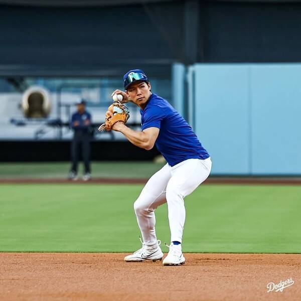LA 다저스 공식 채널이 지난 22일(한국시각) 선수들의 월드시리즈 대비 연습 사진을 게재했다. 한국인 김혜성이 수비 연습 중이다. /사진=LA 다저스 공식