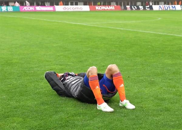 ◇26일 니가타 덴카빅스완 스타디움에서 열린 알비렉스 니가타와 비셀 고베의 경기를 마치고 한 니가타 선수가 잔디 위에 누워있다. 출처=니가타 SNS 영상 캡쳐