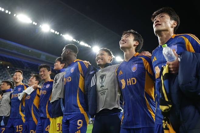 울산문수축구경기장/ 2025-2026 AFC 챔피언스리그 엘리트/ ACLE/ 리그스테이지 3차전/ 울산HDFC vs 산프레체히로시마/ 울산 말컹, 에릭, 조현택, 이청용/ 승리 세레머니/ 사진 김정수