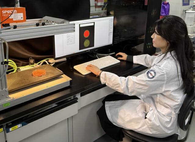 세계김치연구소 최지영 박사가 초분광 영상 촬영을 통해 불량 고춧가루를 감별하고 있다.(사진=김치연구소)