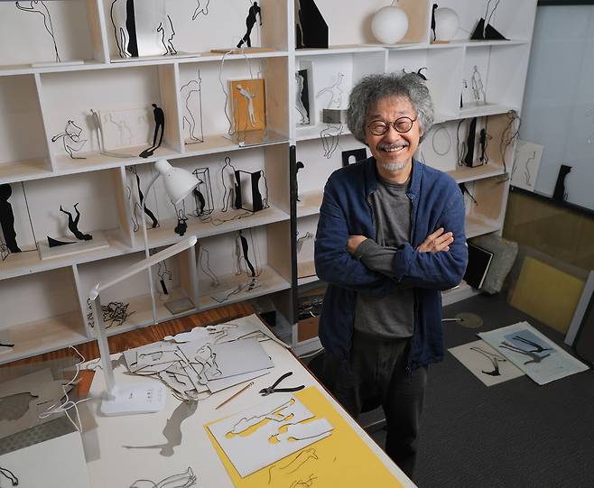 곽남신 작가는 이 방에서 다양한 소재를 구부리고 오리며 작품을 구상한다. 뒤로 보이는 작은 입체 모형들도 언젠가 작품으로 전시에서 선보이고 싶다고 했다./장경식 기자