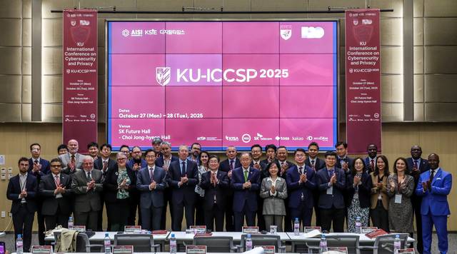 사이버보안 국제 학술대회 ‘KU-ICCSP 2025’에서 참가자들이 기념촬영을 하고 있다. 앞줄 왼쪽 다섯번째부터 이태우 국제사이버협력대사, 페이터 반 더 블리트 주한네덜란드대사, 김동원 고려대 총장, 반기문 전 유엔 사무총장, 송경희 개인정보보호위원장, 류제명 과학기술정보통신부 2차관, 정익래 고려대 정보보호대학원장. 박동욱 기자 fufus@