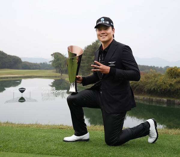 한국프로골프(KPGA) 투어와 DP월드투어가 공동 주관하는 2025년 제네시스 챔피언십 우승을 차지한 이정환 프로가 우승 트로피를 들고 기념 촬영하는 모습이다. 사진제공=KPGA (사진을 무단으로 사용하지 마십시오.)