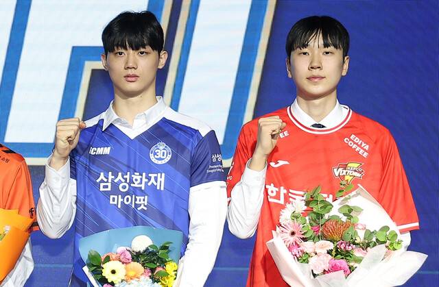 27일 열린 2025∼2026 한국배구연맹(KOVO) 남자 신인선수 드래프트에서 전체 1순위 지명을 받은 방강호(오른쪽)과 2순위 이우진이 기념촬영을 하고 있다. 연합뉴스