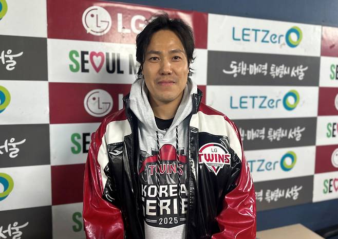 김진성이 27일 잠실구장에서 열린 한화와의 한국시리즈 2차전 승리 후 인터뷰를 하며 환하게 웃고 있다. 잠실=이형석 기자