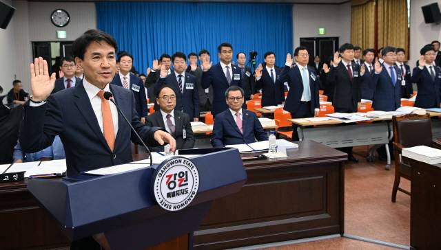 ▲ 국회 행정안전위원회의 강원도에 대한 국정감사가 24일 도청 신관회의실에서 열렸다. 김진태 도지사가 국감 시작에 앞서 선서를하고 있다. 서영 기자