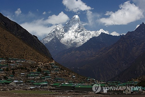 ▲ 네팔 동부 아마다블람 봉(6814m)의 모습. 로이터 연합뉴스 자료사진
