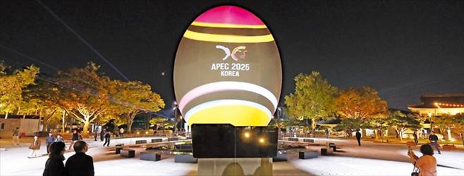 < 경주로 쏠린 전세계 이목 > 경주 아시아태평양경제협력체(APEC) 정상회의 개막을 닷새 앞둔 26일 보문단지 호반광장에 신라 시조 박혁거세가 탄생한 알을 형상화한 미디어아트 작품이 전시돼 있다. 뉴스1