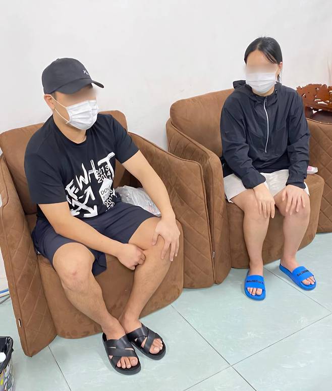 특경법상 사기 혐의로 울산경찰청이 추적 중인 강모(32)·안모(29) 부부. 이들은 캄보디아에서 한국인을 상대로 ‘로맨스스캠’ 범죄를 벌여 100여 명으로부터 약 120억 원을 가로챈 것으로 조사됐다. 지난 2월 3일 현지에서 체포돼 구금됐다가 현지 경찰과의 뇌물 거래로 한 차례 석방됐으며, 7월 말 재체포됐다. 그러나 아직 국내로 송환되지 않았다. 한국 경찰은 이들 부부가 다시 풀려났다는 첩보를 입수하고 사실관계를 확인 중이다. /사진=독자 제공