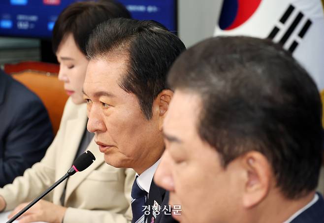 정청래 더불어민주당 대표(가운데)가 27일 국회에서 열린 최고위원회의에서 발언하고 있다. 박민규 선임기자