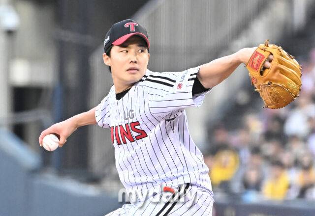 3일 오후 서울 잠실야구장에서 진행된 '2025 프로야구 KBO리그' LG트윈스와 SSG랜더스의 경기.LG 임찬규가 역투하고 있다./마이데일리