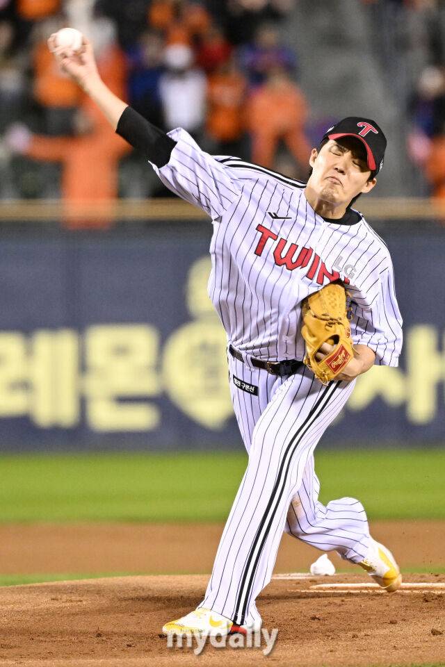 27일 서울 잠실야구장에서 열린 2025 신한 SOL 뱅크 KBO 한국시리즈 2차전' 한화 이글스와 LG 트윈스 경기.LG 선발 임찬규가 힘차게 투구하고 있다./잠실=한혁승 기자