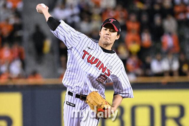 27일 서울 잠실야구장에서 열린 2025 신한 SOL 뱅크 KBO 한국시리즈 2차전' 한화 이글스와 LG 트윈스 경기.LG 임찬규가 선발 투수로 나와 힘차게 투구하고 있다./잠실=한혁승 기자