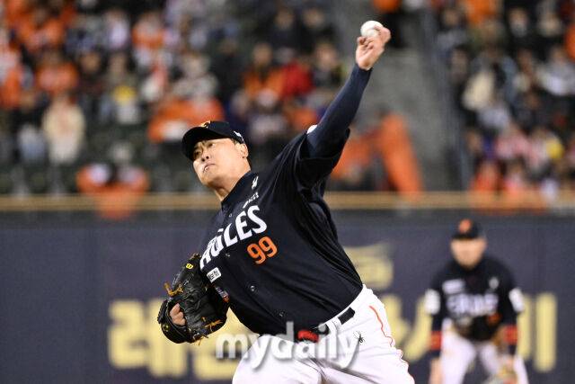 27일 서울 잠실야구장에서 열린 2025 신한 SOL 뱅크 KBO 한국시리즈 2차전' 한화 이글스와 LG 트윈스 경기. 한화 선발 류현진이 힘차게 투구하고 있다./잠실 = 한혁승 기자