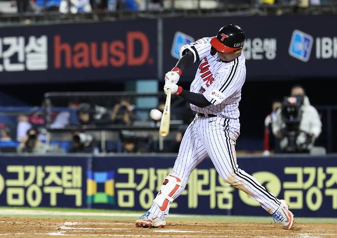 27일 서울 잠실야구장에서 열린 2025 프로야구 한국시리즈 한화 이글스 대 LG 트윈스 2차전. 8회말 2사 1루 LG 문보경이 2점 홈런을 치고 있다. 연합뉴스