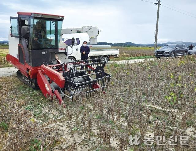 22일 경북 상주시 함창읍 논콩 재배지에서 조희제 나누리영농조합법인 이사가 콩 콤바인을 타고 조생종 콩을 수확하고 있다.