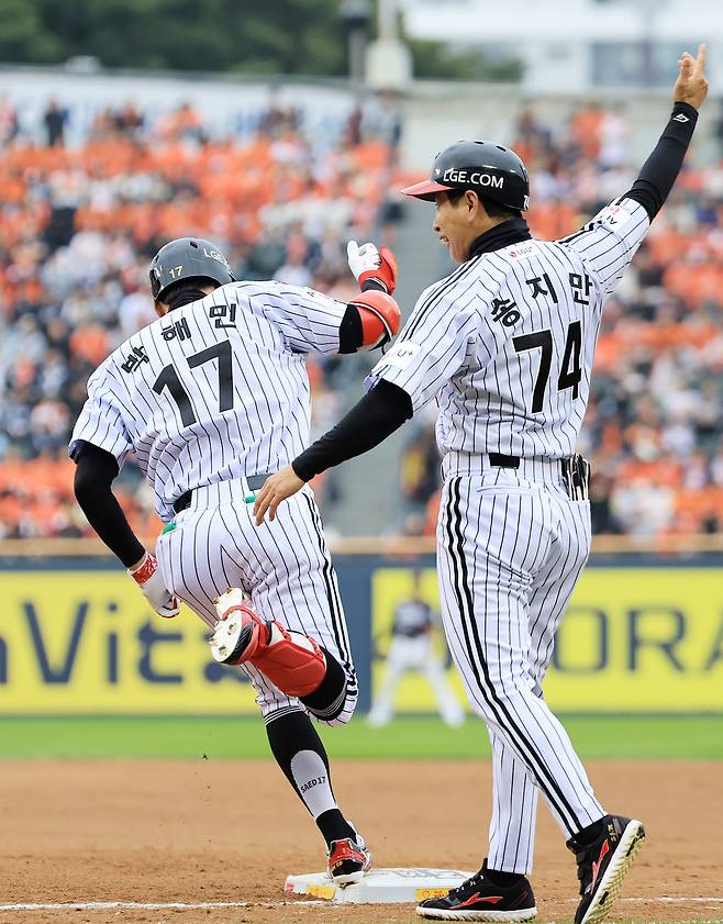 26일 서울 잠실야구장에서 열린 프로야구 2025 신한 SOL뱅크 KBO 포스트시즌 한국시리즈 1차전 한화 이글스와 LG 트윈스의 경기, LG 박해민이 5회말 선두타자로 나와 솔로홈런을 친 뒤 송지만 코치의 축하를 받으며 홈으로 향하고 있다. 뉴스1