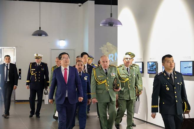 지난 23일 서울 용산 전쟁기념관에서 백승주 전쟁기념사업회장(앞줄 왼쪽)이 사이드 샹그리하 알제리 국방특임장관 겸 합참의장 일행에게 기념관 내 국군발전실을 안내하고 있다. 국군발전실에는 K-9 자주포, K-2 전차 등 한국 방위산업을 대표하는 무기와 그 모형 등이 전시돼 있다. 전쟁기념사업회 제공