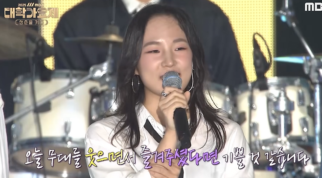 고(故) 신해철의 자녀 신하연 양이 지난 26일 2025 MBC 대학가요제 '청춘을 켜다'에 출연해 밴드 LUCY와 함께 무한궤도의 '그대에게' 무대를 선보인뒤 소감을 전하고 있다. MBC