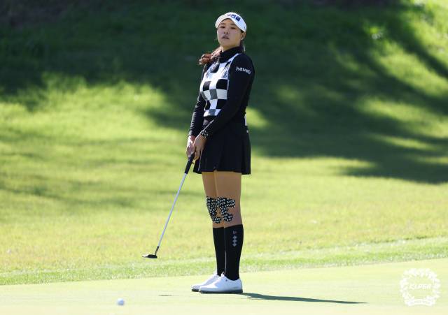 퍼팅한 공을 바라보고 있는 황민정. 사진 제공=KLPGA