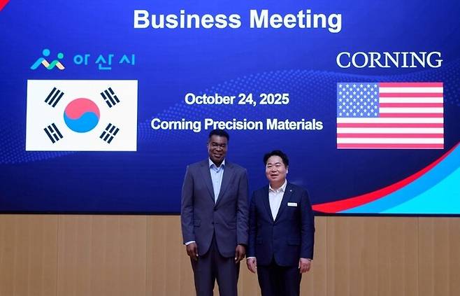 지난 10월24일 오세현 아산시장이 코닝정밀소재㈜ 아산공장을 방문해 임직원들과 간담회를 갖고 기념촬영을 하고 있다. ⓒ아산시 제공