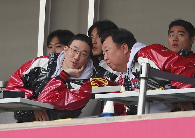 구광모 LG 회장(왼쪽)과 차명석 LG 단장이 26일 잠실구장에서 열린 ‘2025 신한 SOL 뱅크 KBO PS’ 한화 LG의 한국시리즈 1차전을 관람하고 있다. 잠실|뉴시스