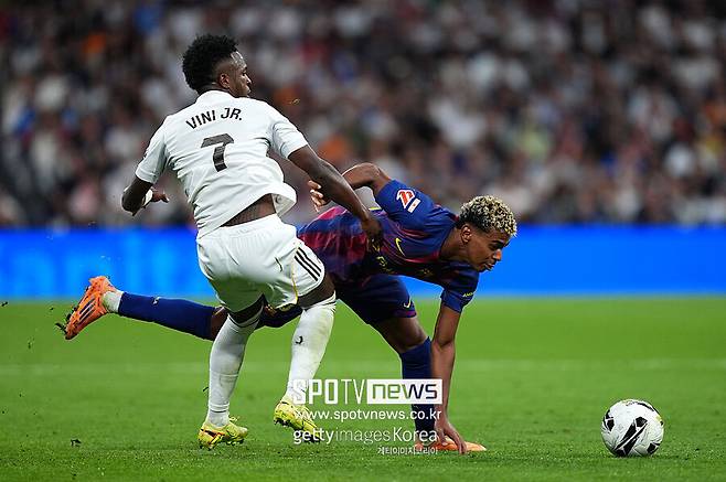 ▲ 레알 마드리드가 엘 클라시코에서 웃었다. 스페인 마드리드 산티아고 베르나베우에서 열린 2025-2026시즌 라리가 10라운드 홈 경기에서 레알은 바르셀로나를 2-1로 제압했다.