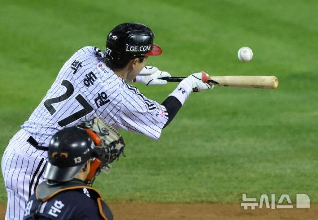 27일 오후 서울 송파구 잠실야구장에서 열린 2025 KBO 한국시리즈 2차전 한화 이글스와 LG 트윈스의 경기, 7회말 무사 2루 상황에서 LG 박동원이 희생 번트를 치고 있다. /사진=뉴시스