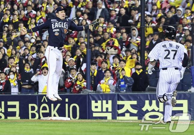 27일 서울 송파구 잠실야구장에서 열린 프로야구 2025 신한 SOL뱅크 KBO 포스트시즌 한국시리즈 2차전 한화 이글스와 LG 트윈스의 경기, 7회말 무사 2루 상황에서 LG 박동원의 희생번트를 포구한 한화 3루수 노시환이 악송구되며 타자 주자가 세이프되고 있다. 2루 주자는 악송구를 틈타 득점에 성공했다. /사진=뉴스1