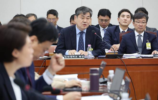 답변하는 이인재 인천대학교 총장 (서울=연합뉴스) 박동주 기자 = 이인재 인천대학교 총장이 28일 서울 여의도 국회 교육위원회에서 열린 서울대학교 등에 대한 국정감사에서 답변하고 있다. 2025.10.28 pdj6635@yna.co.kr/2025-10-28 11:50:44/ <저작권자 ⓒ 1980-2025 ㈜연합뉴스. 무단 전재 재배포 금지, AI 학습 및 활용 금지>