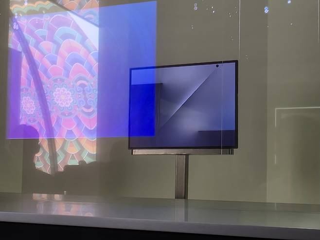 28일 경북 경주 엑스포공원 에어돔에서 열린 'K-테크 쇼케이스'에서 삼성전자의 두 번 접는 스마트폰 트라이폴드폰이 최초 공개됐다./사진=강민경 기자