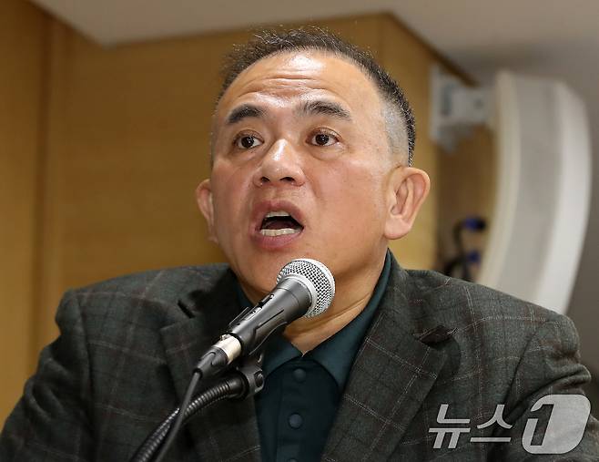 '정치 브로커' 명태균 씨가 28일 경남 창원 의창구 경남도청에서 열린 국회 행정안전위원회의 경남도청에 대한 국정감사에 증인으로 출석해 의원 질의에 답변하고 있다. 2025.10.28/뉴스1 ⓒ News1 윤일지 기자