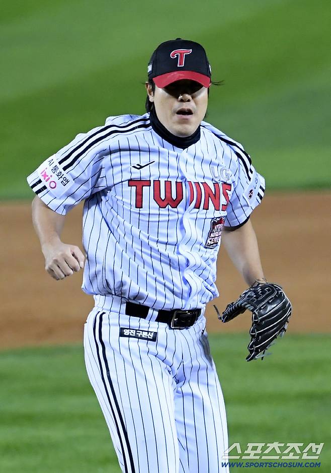 27일 잠실구장에서 열린 한국시리즈 2차전 LG 트윈스와 한화 이글스의 경기. 4회초 2사 만루 LG 김진성이 한화 노시환을 삼진 처리하고 있다. 잠실=박재만 기자 pjm@sportschosun.com/2025.10.27/