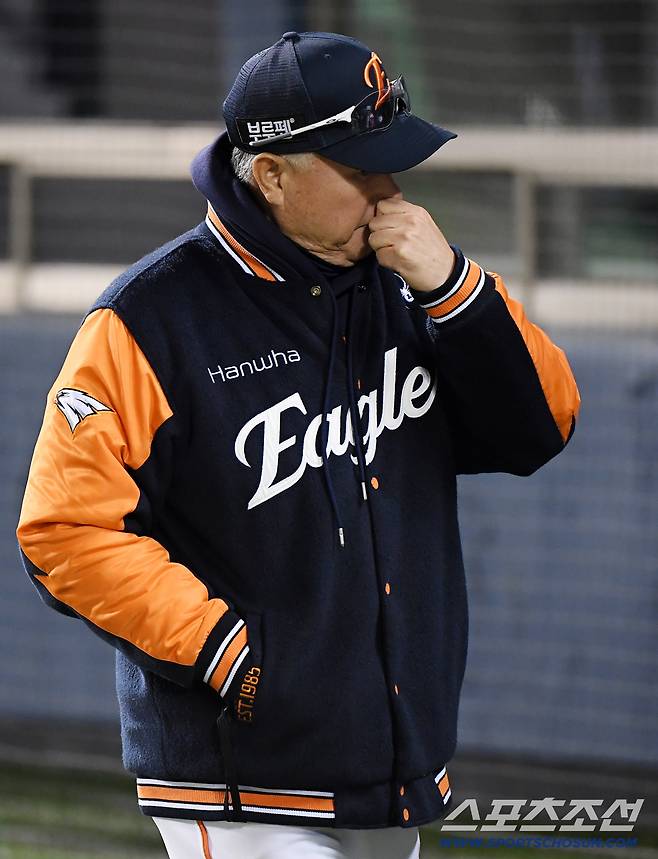 27일 서울 잠실구장에서 열린 한화와 LG의 한국시리즈 2차전. 한화가 2차전도 5대13으로 패하며 2연패를 당했다. 김경문 감독이 패장 인터뷰를 마친 후 나가고 있다. 잠실=정재근 기자 cjg@sportschosun.com/2025.10.27/