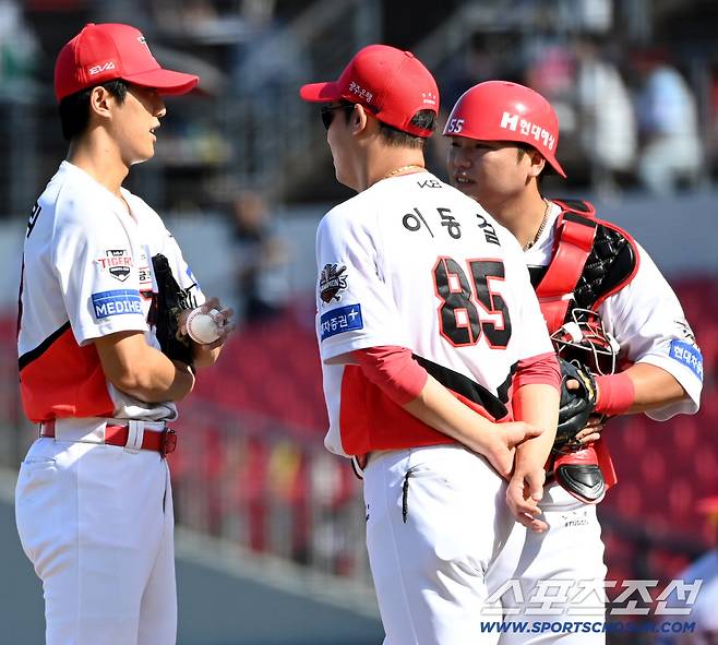 21일 광주KIA챔피언스필드에서 열린 NC와 KIA의 경기, 4회초 KIA 이의리가 1사 1,2루의 위기를 맞자 이동걸 투수코치가 마운드에 오르고 있다. 광주=허상욱 기자wook@sportschosun.com/2025.09.21/