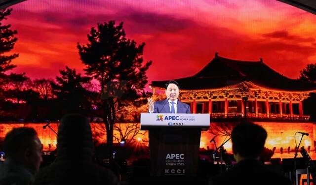 최태원 SK그룹 회장 겸 대한상의 회장이 28일 저녁 경주 화랑마을 어울마당에서 열린 '2025 APEC CEO 서밋' 환영만찬에서 인사말을 하고 있다. /대한상의