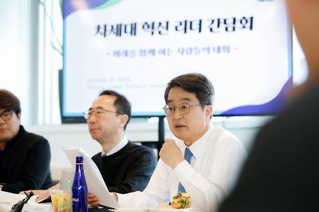 현지시간 27일 오전 미국 보스턴 CIC(Cambridge Innovation Center)에서 열린 차세대 혁신 리더 간담회에서 김동연 지사가 의견 청취 및 토론을 하고 있다. 경기도 제공
