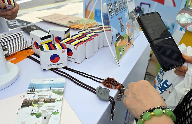 경상북도 부스에서는 하회탈 목걸이 등 전통 기념품을 제공했다.