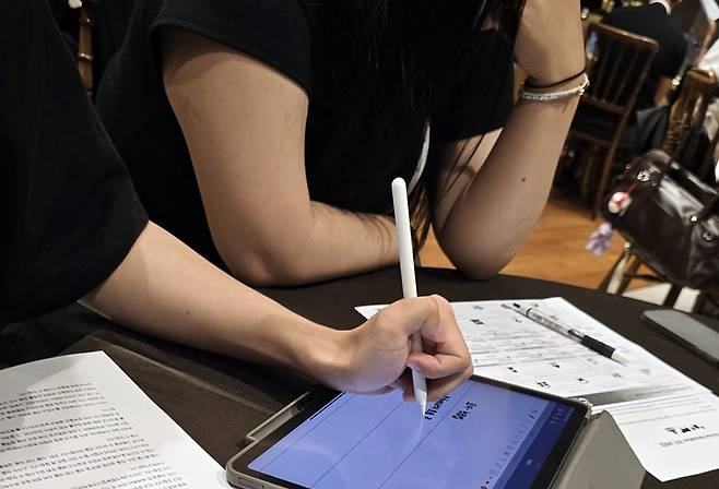 분야별로 진지하게 토론하고 있다.