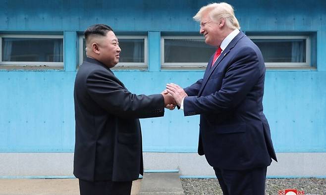 2019년 6월30일 김정은 국무위원장과 도널드 트럼프 대통령이 판문점 군사분계선 앞에서 만나 악수하고 있다. 조선중앙통신 연합뉴스