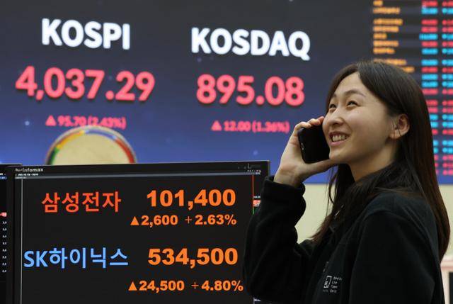 27일 서울 영등포구 여의도 한국거래소 홍보관에 코스피와 삼성전자, SK하이닉스 지수가 표시돼 있다. 연합뉴스