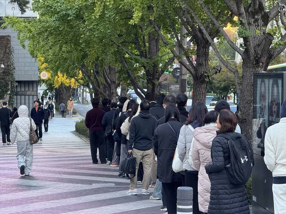 28일 서울 강남역 8번 출구 앞 버스 정류장에서 시민들이 출근 버스를 기다리고 있다. 임성빈 기자