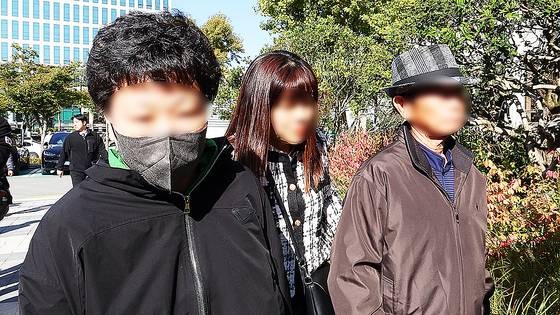 청산가리 막걸리 사건 재심 선고공판이 열린 28일 오후 광주 동구 광주고등법원 앞에서 피고인 부녀가 법정 안으로 이동하고 있다. 연합뉴스