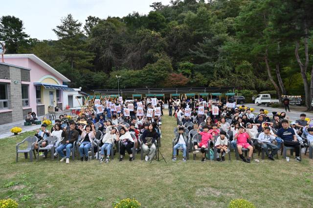 ▲ 18일 춘천시 사북면 고탄리 송화초 공터에서 별빛사회적협동조합 20주년 기념행사가 개최됐다.