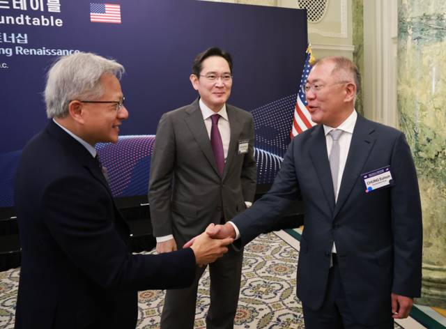 ▲ 이재용 삼성전자 회장, 정의선 현대차그룹 회장이 25일(현지시간) 미국 워싱턴DC 윌라드 호텔에서 열린 한미 비즈니스 라운드 테이블에서 젠슨 황 엔비디아 최고경영자와 인사하고 있다. 2025.8.26 (워싱턴=연합뉴스)