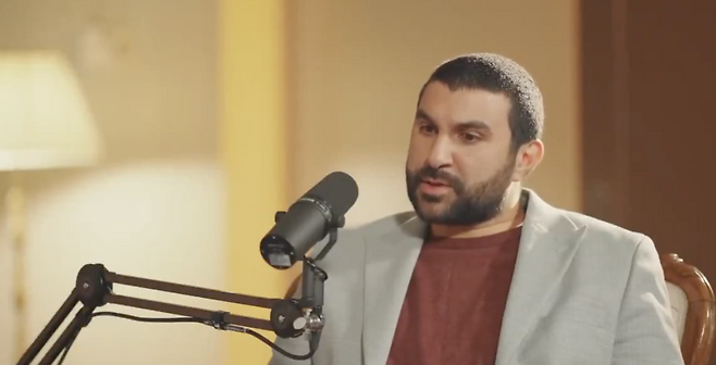 지난 26일 미국 이민세관단속국에 의해 구금된 영국인 정치평론가 사미 함디. 엑스 갈무리