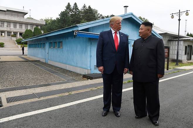 US President Donald Trump (left) meets with North Korean leader Kim Jong-un at the border village of Panmunjom in the Demilitarized Zone between North and South Korea, June 30, 2019. (AP)